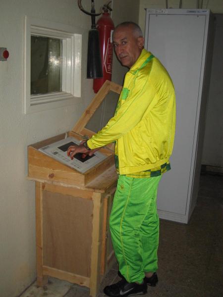 ali manipule lappareil radiologique